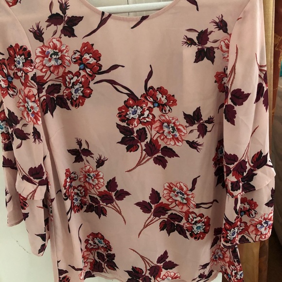 Beautiful pink flowered flowing top,very pretty ! - Picture 2 of 8